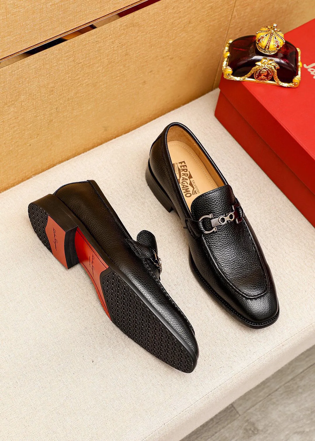 Men's shoes 💰460 💐 Product trademark: Ferragamo "Ferragamo" casual leather shoes Regular size: 38-44 (45🉑️customized) Product materials: Selected imported first-layer pebbled calfskin upper + luxury hardware buckle, imported water-dyed cow leather lining. Strong three-dimensional visual effect, original combination outsole Color: 2⃣️colors available